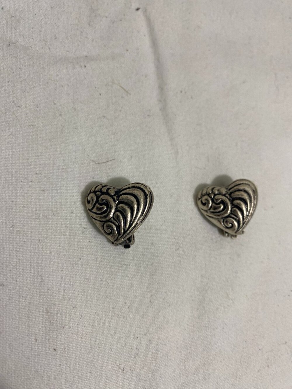 Vintage Silver Tone Heart Clip On Earrings Swirl Scroll Floral Design Romantic C